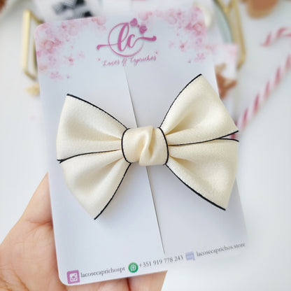 Laço Off-White com Bordas Pretas