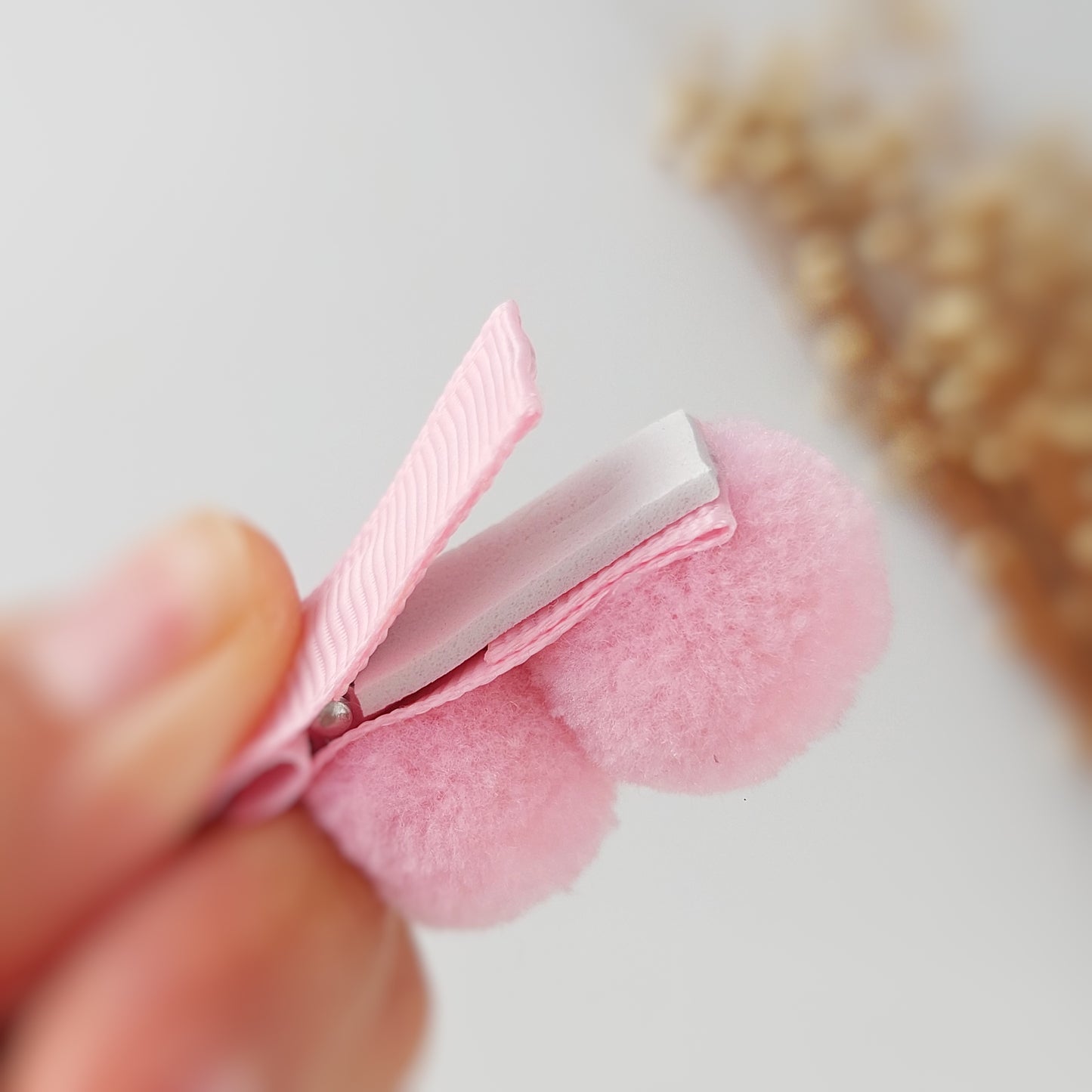 Pinza para el pelo con pompón rosa bebé – 4 cm