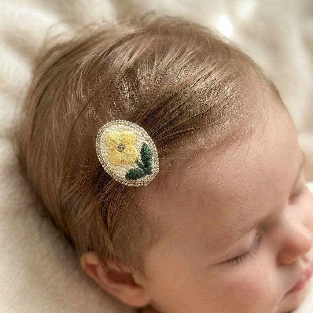 Fermaglio per capelli a forma di fiore all'uncinetto