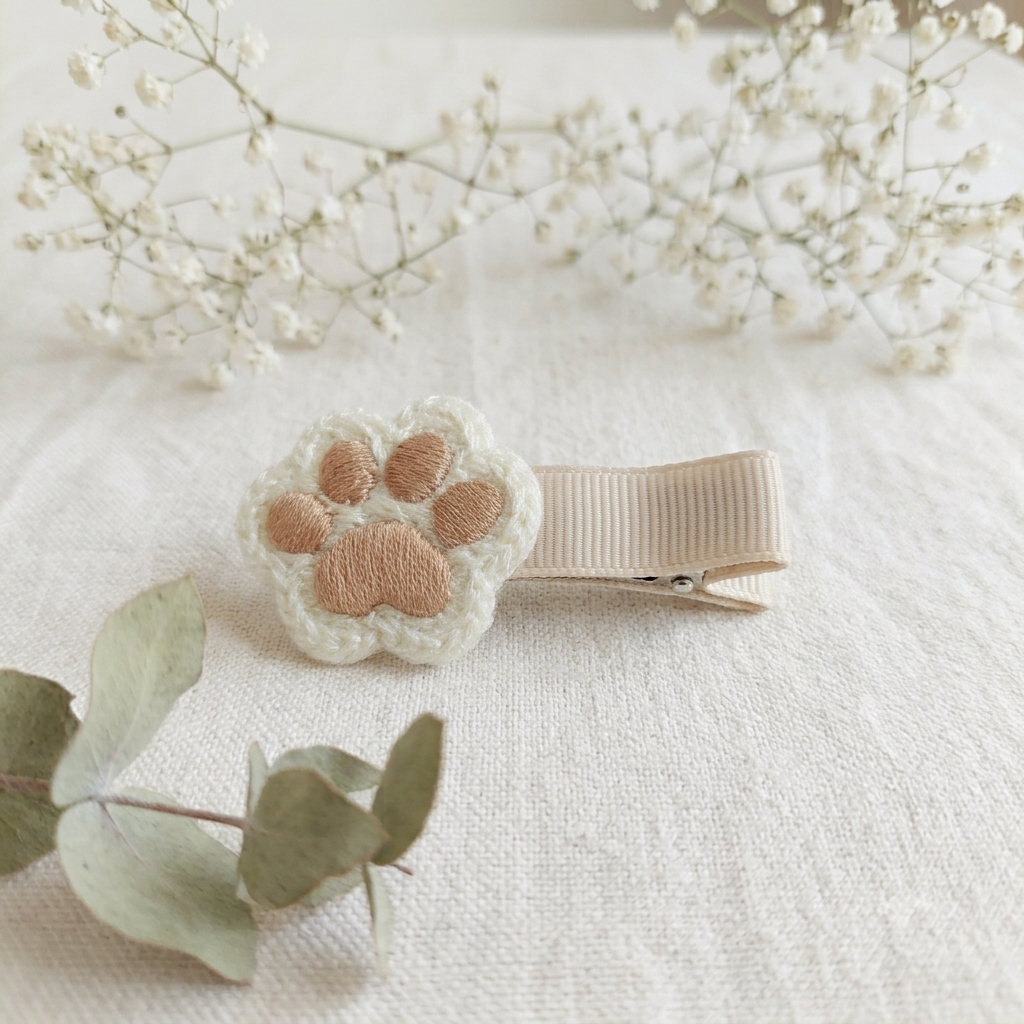 Embroidered Paw Hair Clip – 4 cm